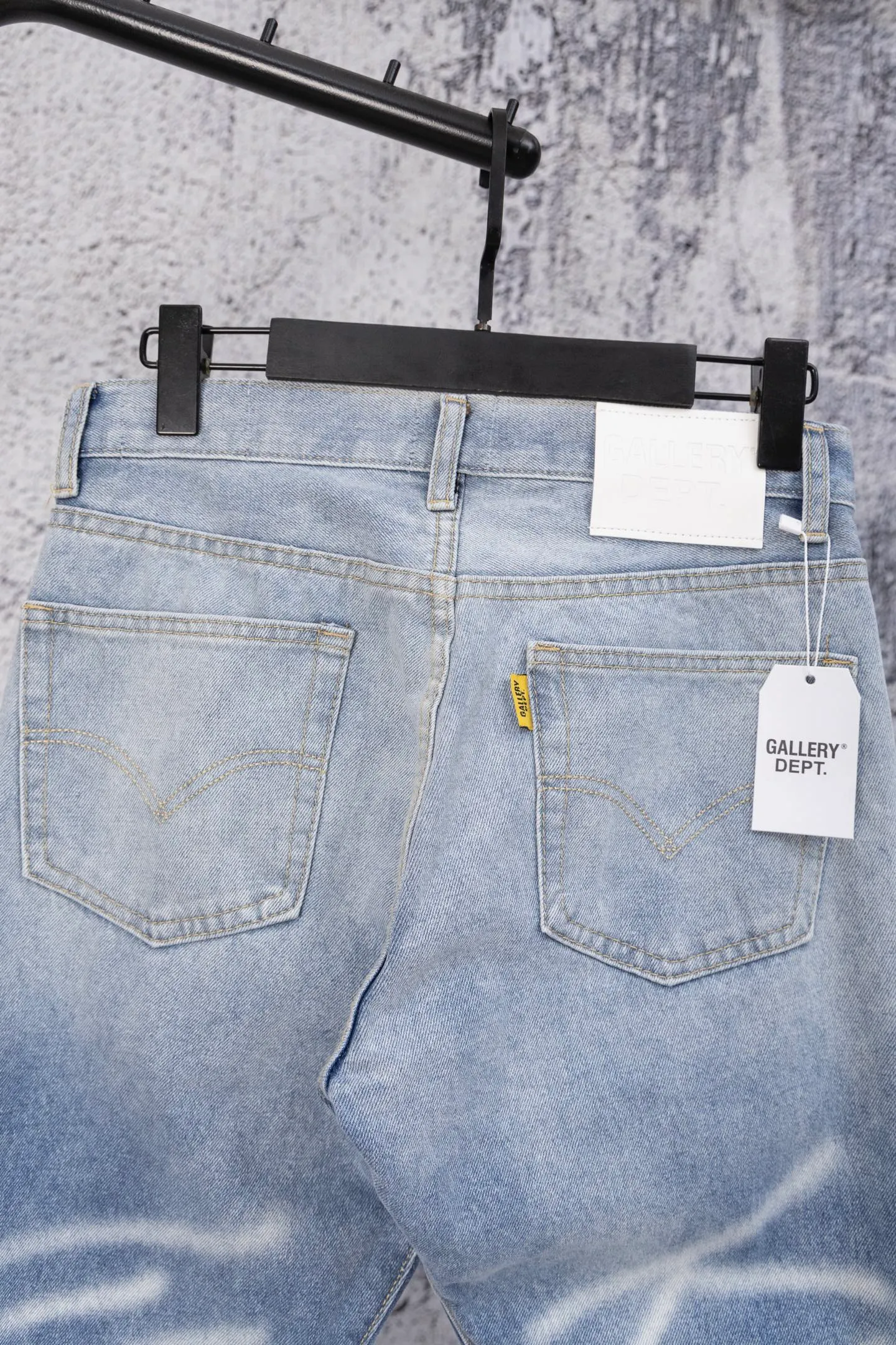 💰240 GALLERY DEPT.25ss new style. Denim spliced ​​with all-over printed leather ripped bell-bottoms, washed and distressed jeans. Gallery Dept. was born in the soil of Los Angeles street culture. With the core concept of "art is daily life", it deeply integrates traditional denim craftsmanship with modern graffiti art. The brand transforms old denim, Vintage T-shirts and other items by hand, giving them personalized elements such as wear, splashing, splicing, etc. Each piece is hand-finished by craftsmen and has both artistic collection value and practical function. In 2021, the joint capsule series with French veteran Lanvin and the cooperation with Chrome Hearts have attracted the attention of the fashion industry, confirming its transformation from an independent studio to an international trend symbol. Gallery Dept. targets the global fashion pioneer group aged 18-35 and positions itself as a "high street art trendy brand". Its core competitiveness lies in: • Cultural symbol output: Through endorsements from stars such as Virgil Abloh, Jennie, and Justin Bieber, it strengthens the brand's benchmark status in the hip-hop and fashion circles. Size: 28-36 Color: Blue